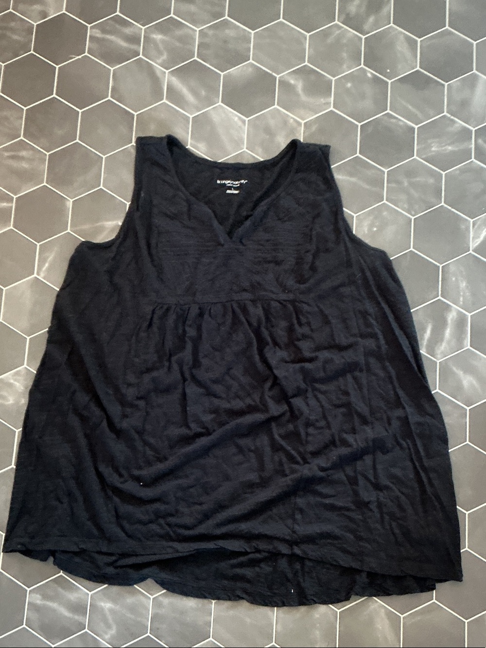 Liz Lange Black V-Neck Sleeveless Tank Top